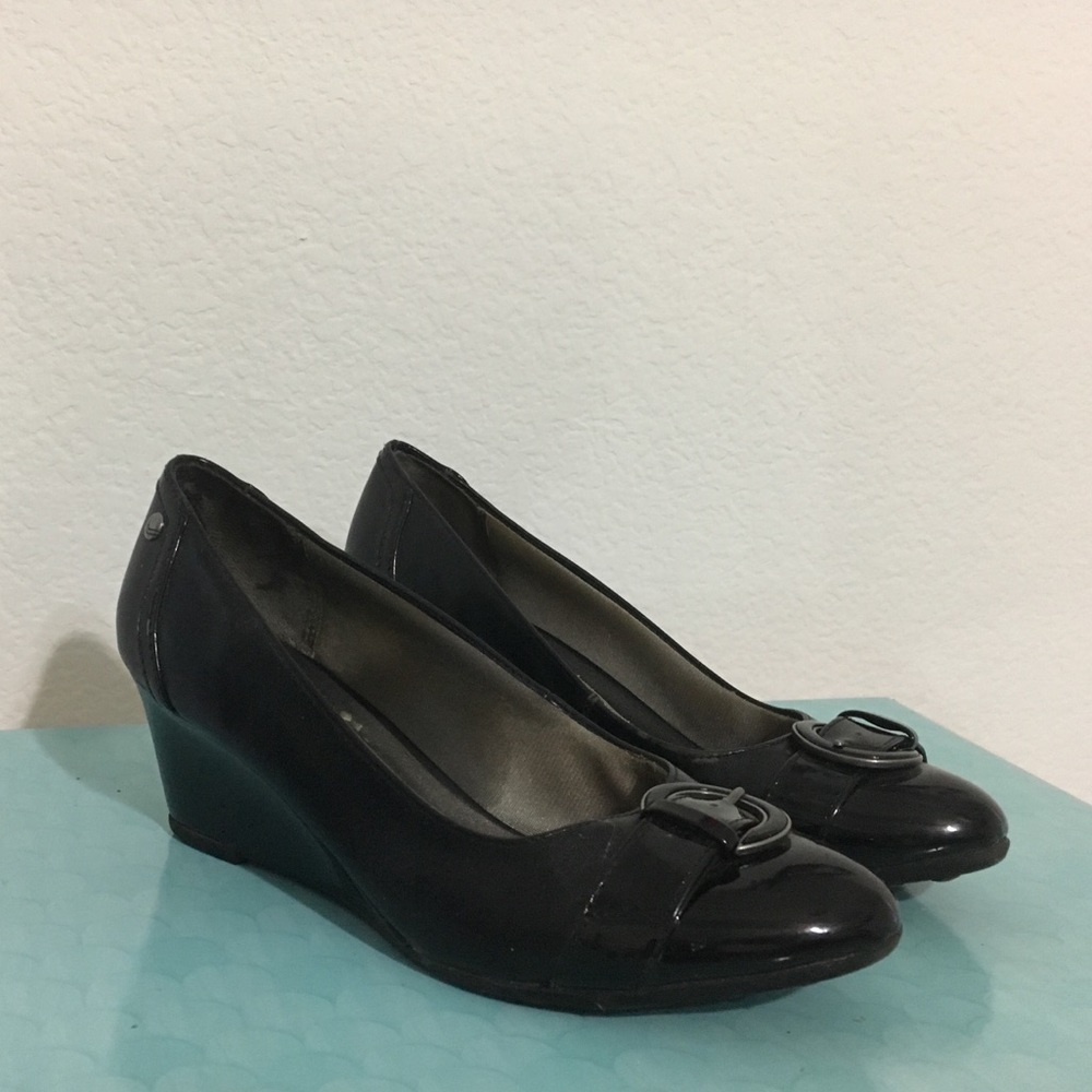 Black wedge shoes